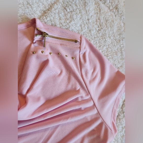 Women's Medium Carmen Marc Valvo Pink cowl neck short sleeve top With Gold Zip - Picture 3 of 3